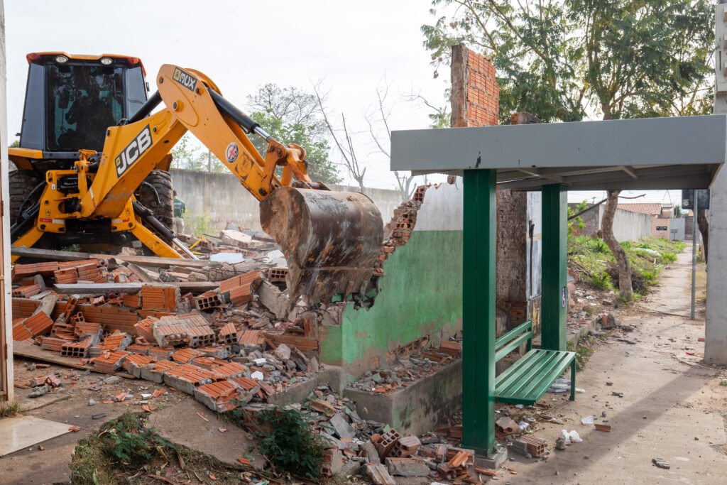 2025-08-04-10-38-imgl2672-6890c6035b841-1024x683 Prefeitura realiza demolição de construções irregulares em áreas públicas da Morada da Serra