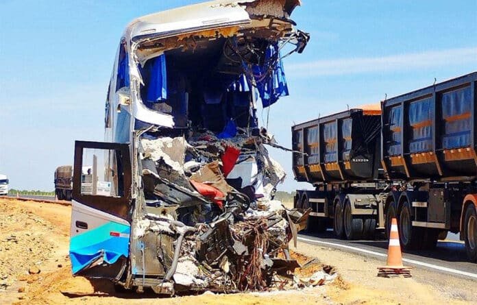 Acidente-Onibus-Rio-Novo-e-carreta-163-entre-Lucas-e-Mutum-agosto-2025-Cesar-Torres-11-696x445-1 Colisão entre ônibus e carreta na BR-163 deixa 11 mortos e 46 feridos
