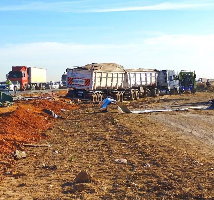 Acidente-entre-carreta-e-onibus-na-BR-163-em-Lucas-do-Rio-Verde-860x806-1 Colisão entre ônibus e carreta na BR-163 deixa 11 mortos e 46 feridos