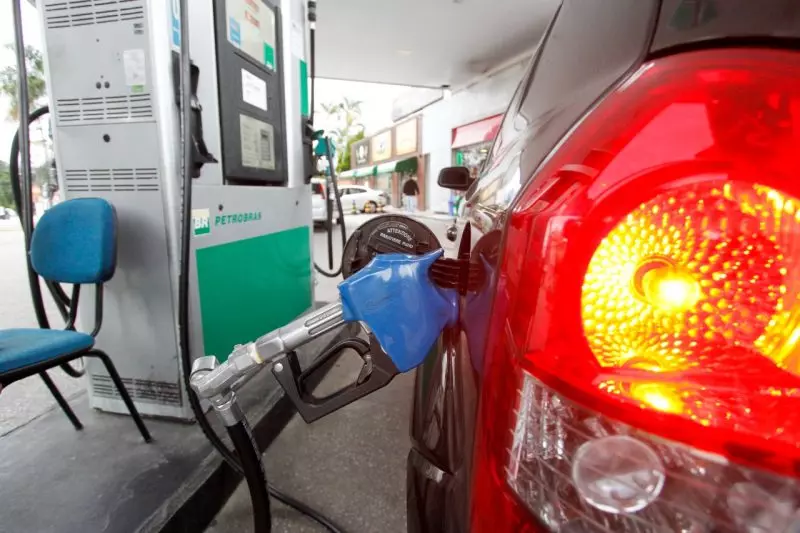 postos-de-combustiveis-800x533-1 Etanol dispara para R$ 4,29 em Cuiabá e levanta suspeita de aumento combinado nos postos