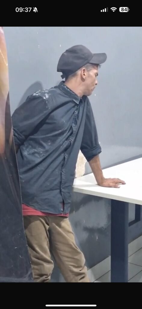 1000607468-472x1024 Várzea Grande: GM prende homem suspeito de furtar desodorantes em drogaria