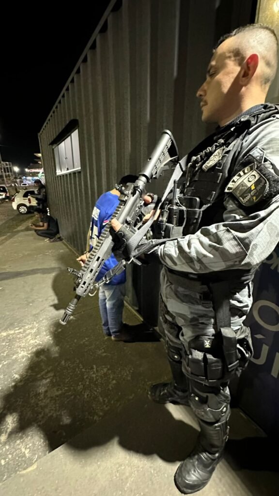 1000613812-576x1024 Homem com diversas passagens é preso usando criança de colo como disfarce em Cuiabá