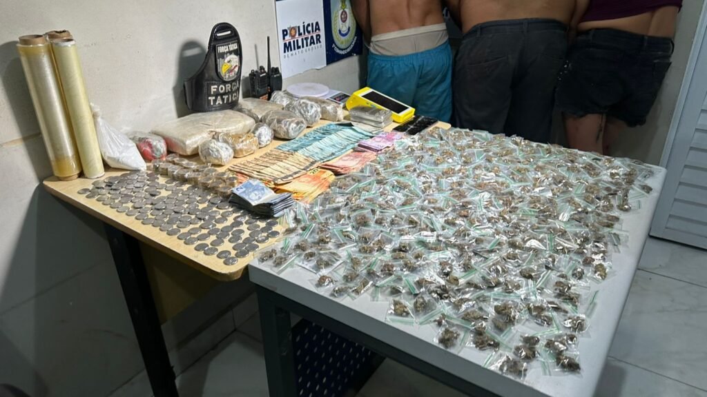 1000613917-1024x576 Força Tática desmonta ponto de tráfico e apreende grande quantidade de drogas em Cuiabá