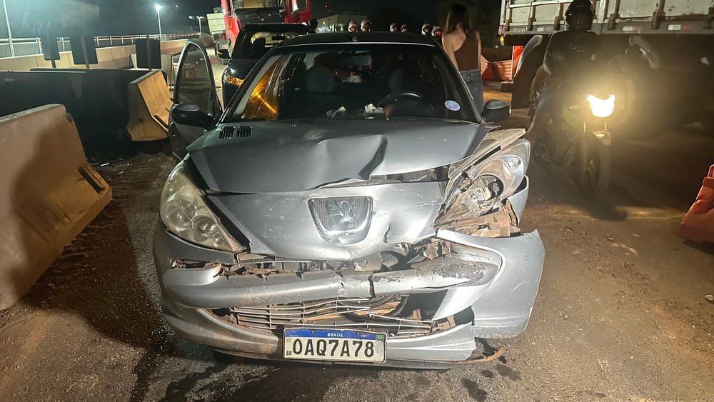 1000616683 Motorista bêbado na contramão causa acidente grave e foge no viaduto da Miguel Sutil, em Cuiabá