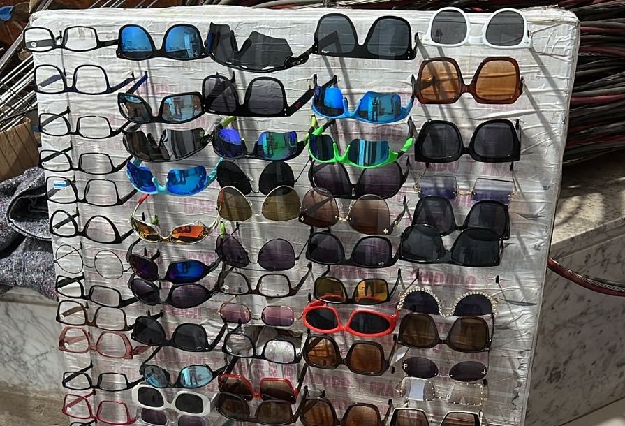 2025-09-05-17-12-mercadoria-apreendida-68bb52571d3b6 Fiscalização apreende mercadorias de ambulantes flagrados em calçadas do centro