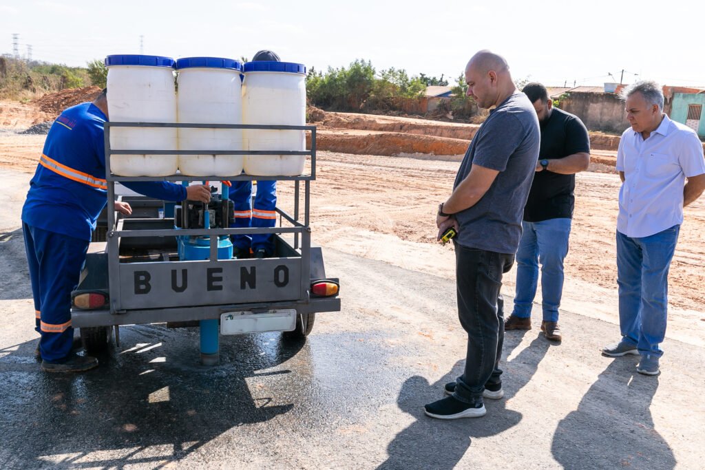 2025-09-06-16-52-0h4a3227-68bc9ef674d97-1024x683 Prefeito fiscaliza pavimentação na Contorno Leste e ouve moradores sobre demandas