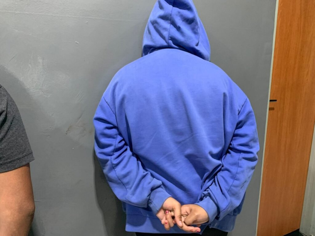 WhatsApp-Image-2025-09-03-at-02.57.12-1024x768 Homem é preso e menor apreendida por tráfico de drogas em Várzea Grande