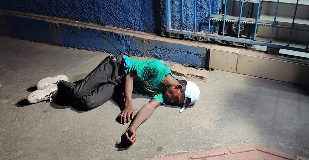 1000618715 Homem é esfaqueado e desmaia em frente à Santa Casa, em Cuiabá