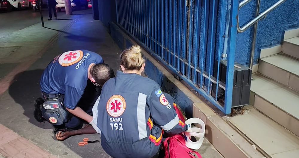 1000618716 Homem é esfaqueado e desmaia em frente à Santa Casa, em Cuiabá