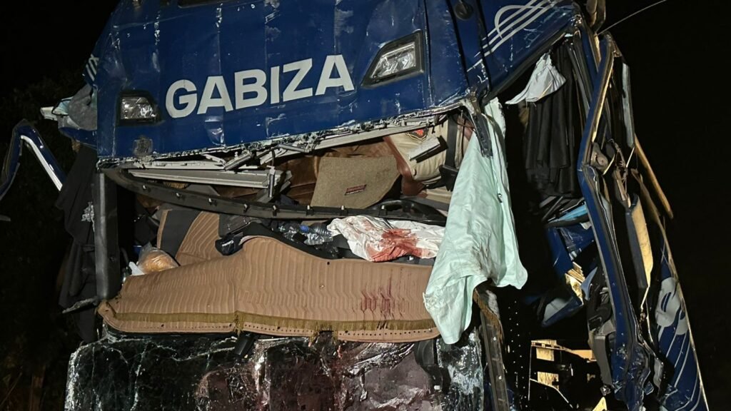 1000620471-1024x576 Motorista morre preso às ferragens em grave acidente entre três carretas na BR-364, em Rondonópolis