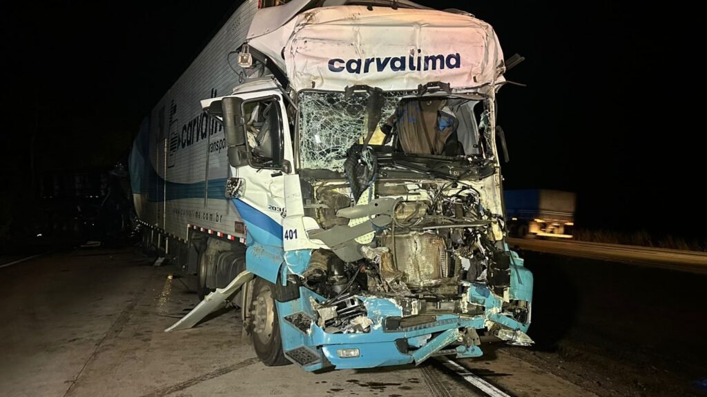 1000620474-1024x576 Motorista morre preso às ferragens em grave acidente entre três carretas na BR-364, em Rondonópolis