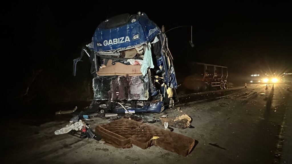 1000620816-1024x576 Motorista morre preso às ferragens em grave acidente entre três carretas na BR-364, em Rondonópolis