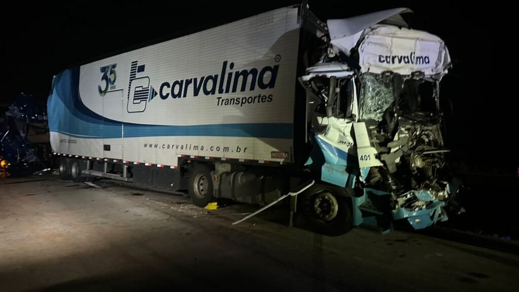 1000620819-1024x576 Motorista morre preso às ferragens em grave acidente entre três carretas na BR-364, em Rondonópolis