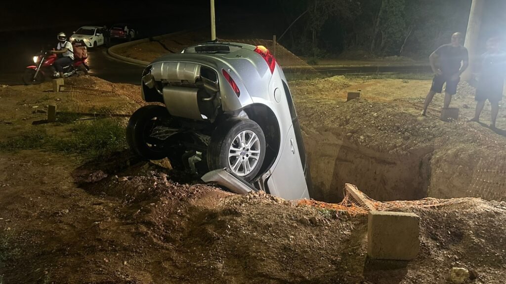 1000622852-1024x576 Condutora perde controle de Volvo e cai em vala de obras no CPA, em Cuiabá