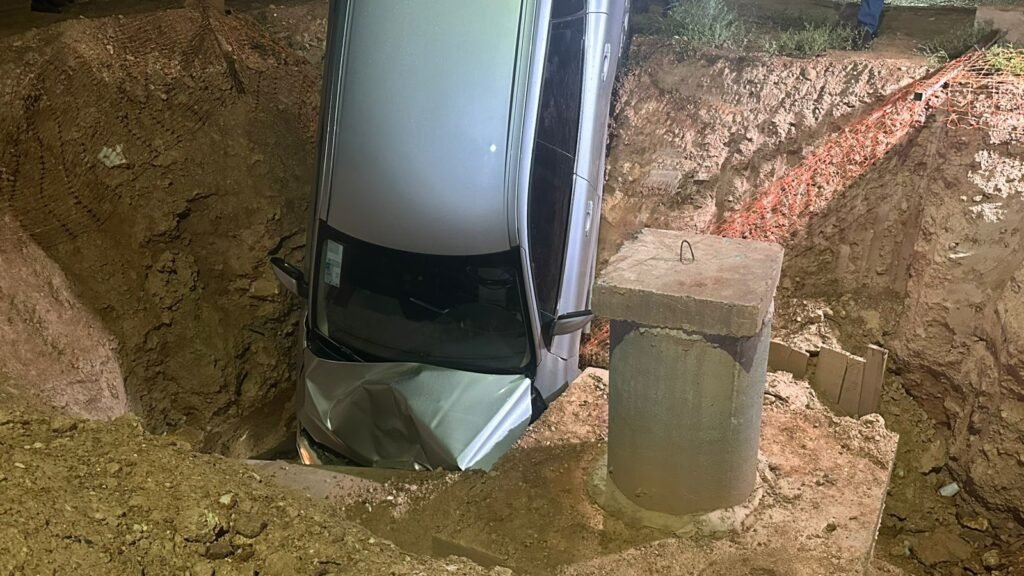 1000623089-1024x576 Condutora perde controle de Volvo e cai em vala de obras no CPA, em Cuiabá