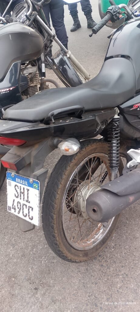1000624526-461x1024 Motociclista de 52 anos é detido com placa adulterada em Várzea Grande