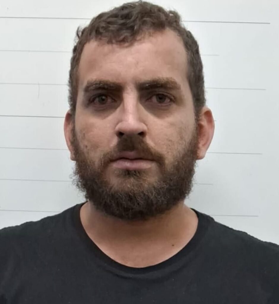 1000625252-940x1024 CAÇA AOS BANDIDOS: Polícia troca tiros com suspeito de assalto em sítio de Várzea Grande; menina de 13 anos é baleada e financiador do grupo é preso em Cuiabá