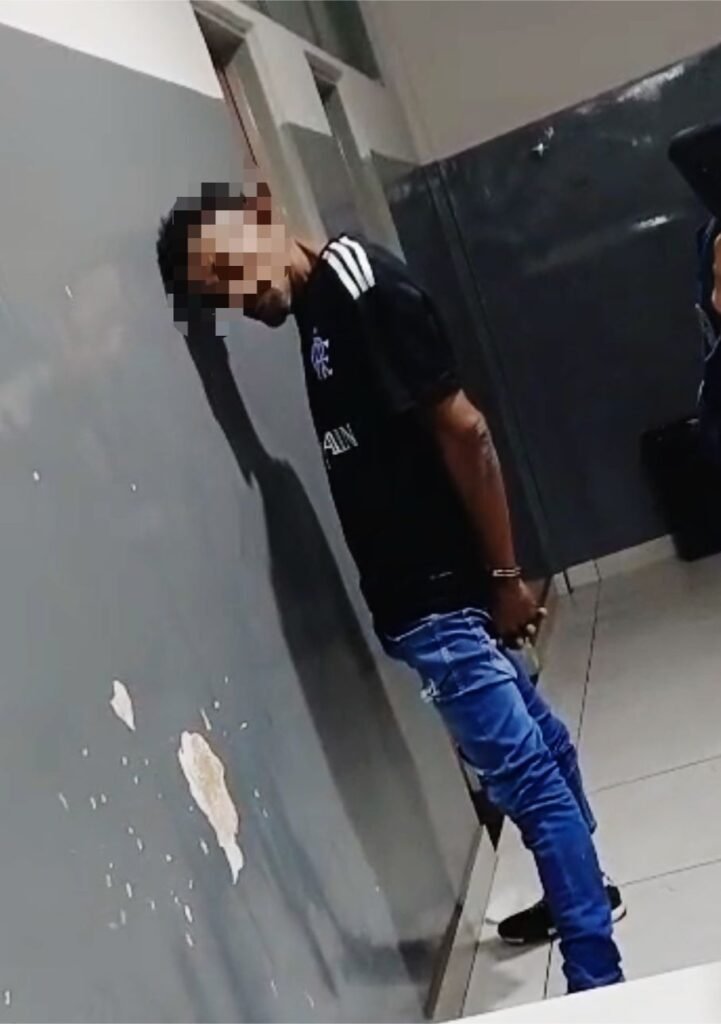 1000626694-721x1024 Homem com várias passagens é preso pela Guarda Municipal com drogas em barracão abandonado