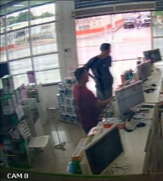 1000631057 DUPLA É PRESA PELA GUARDA MUNICIPAL APÓS FURTAR FARMÁCIA EM VÁRZEA GRANDE