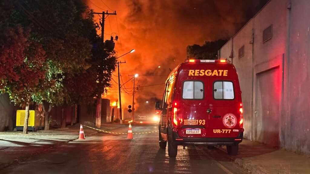 1000631623-1024x576 INCÊNDIO DE GRANDES PROPORÇÕES DESTRÓI RECICLAGEM CANAÃ NO COPHAMIL, EM CUIABÁ