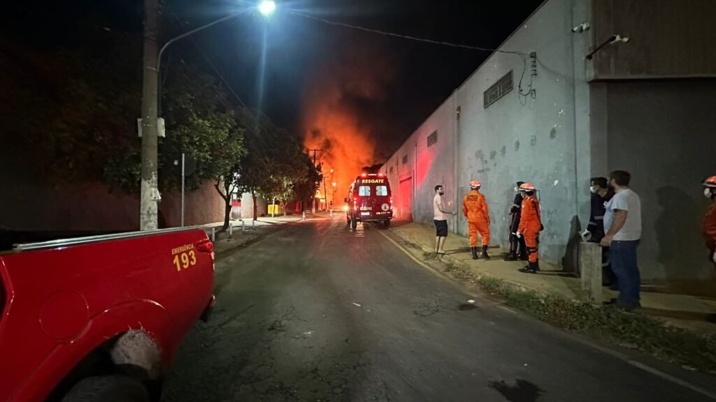 1000631632-1024x576 INCÊNDIO DE GRANDES PROPORÇÕES DESTRÓI RECICLAGEM CANAÃ NO COPHAMIL, EM CUIABÁ