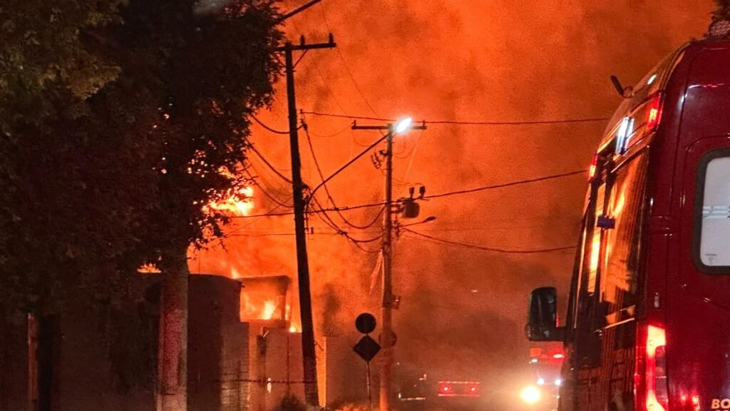 1000631635-1024x576 INCÊNDIO DE GRANDES PROPORÇÕES DESTRÓI RECICLAGEM CANAÃ NO COPHAMIL, EM CUIABÁ
