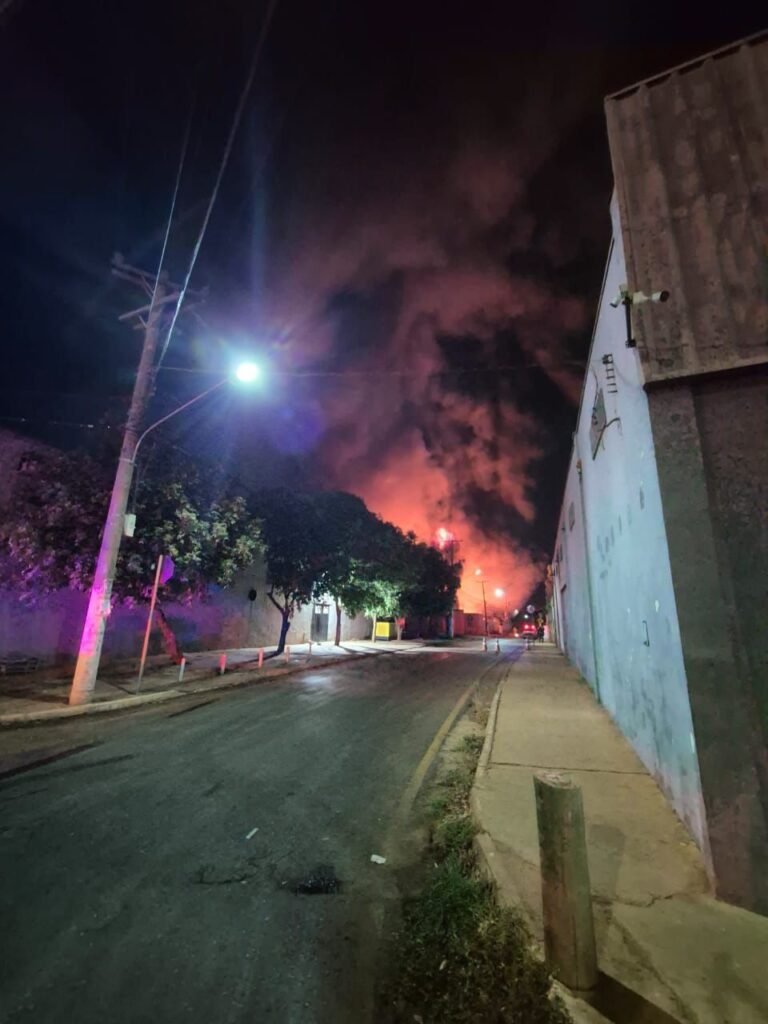 1000631638-768x1024 INCÊNDIO DE GRANDES PROPORÇÕES DESTRÓI RECICLAGEM CANAÃ NO COPHAMIL, EM CUIABÁ