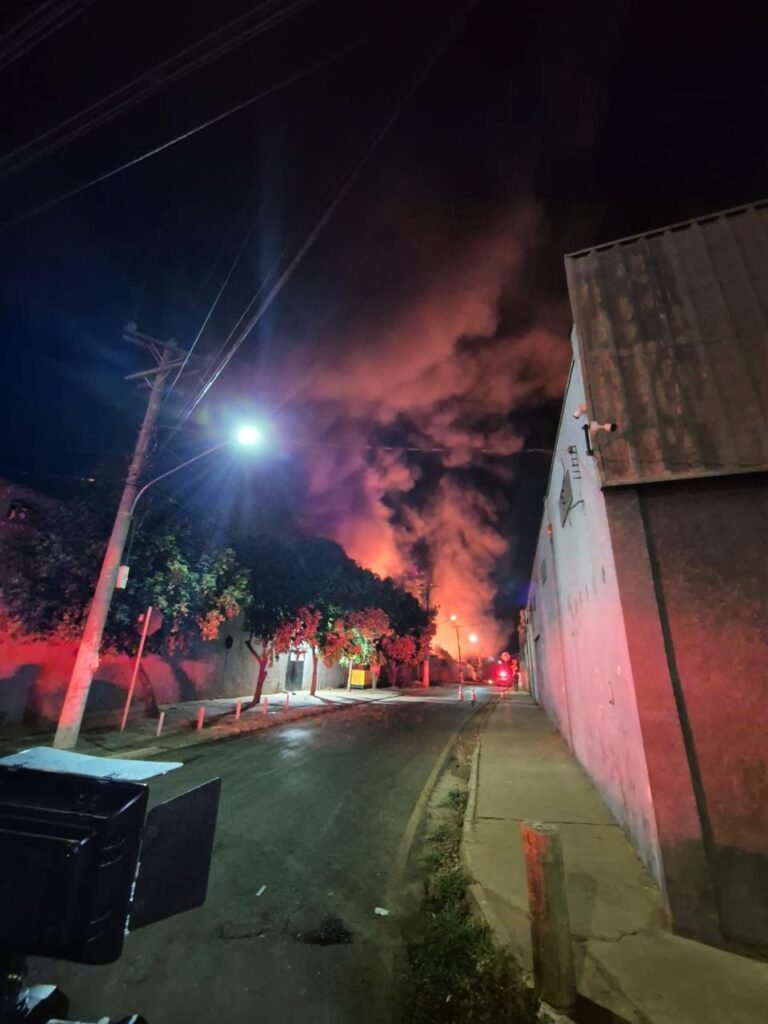 1000631641-768x1024 INCÊNDIO DE GRANDES PROPORÇÕES DESTRÓI RECICLAGEM CANAÃ NO COPHAMIL, EM CUIABÁ