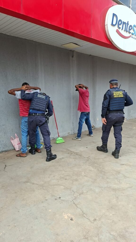 1000646867-576x1024 Guarda Municipal prende venezuelano suspeito de furto em loja na Avenida Ary Paes Barreto