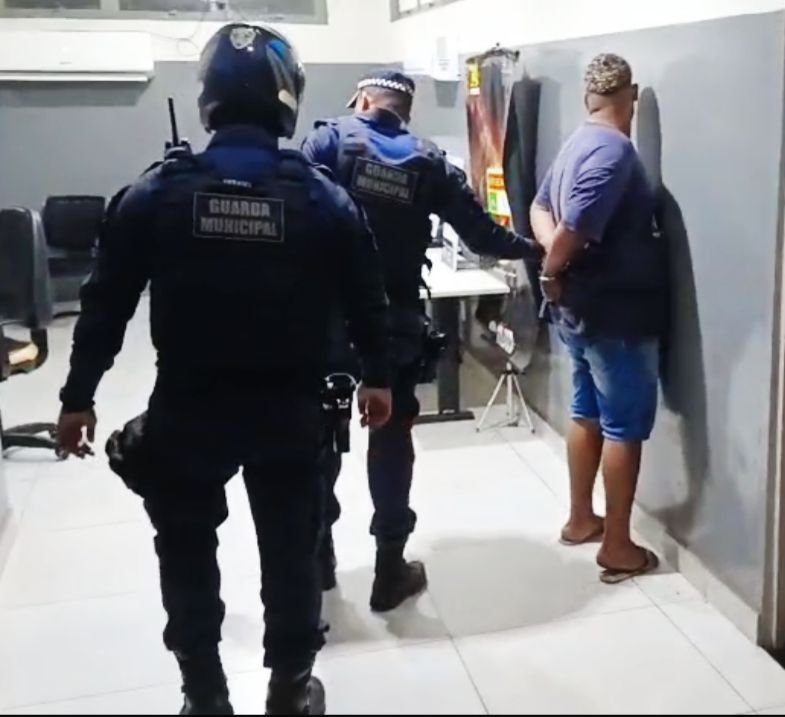 1000648704 Motociclista é flagrado empinando moto em via pública e acaba preso pela Guarda Municipal em Várzea Grande