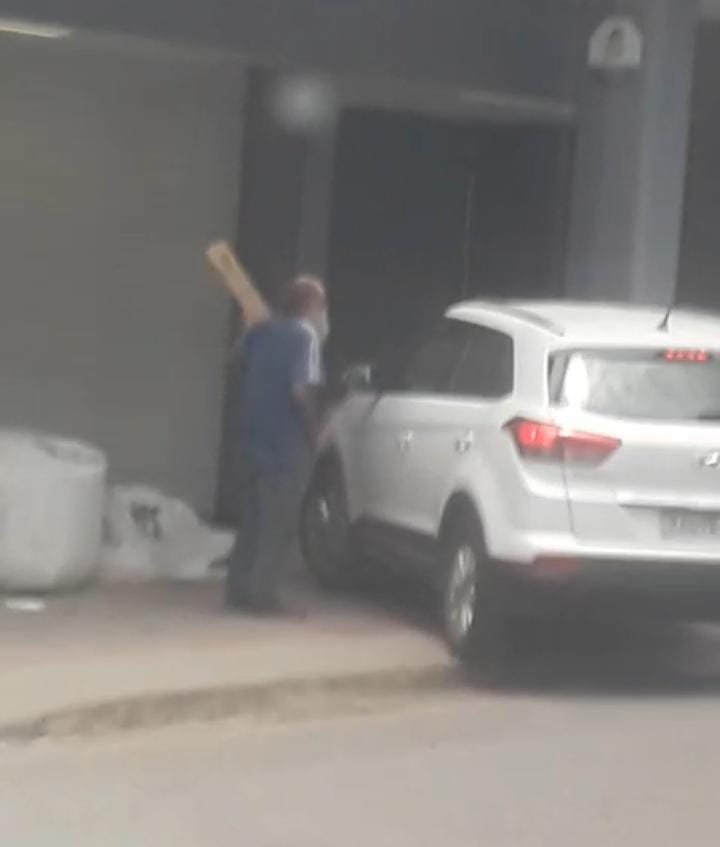 1000650455 Idoso causa confusão na Barão de Melgaço: atira objetos e tenta agredir motoristas em Cuiabá