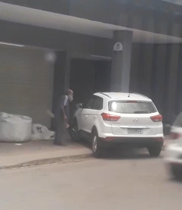 1000650456 Idoso causa confusão na Barão de Melgaço: atira objetos e tenta agredir motoristas em Cuiabá