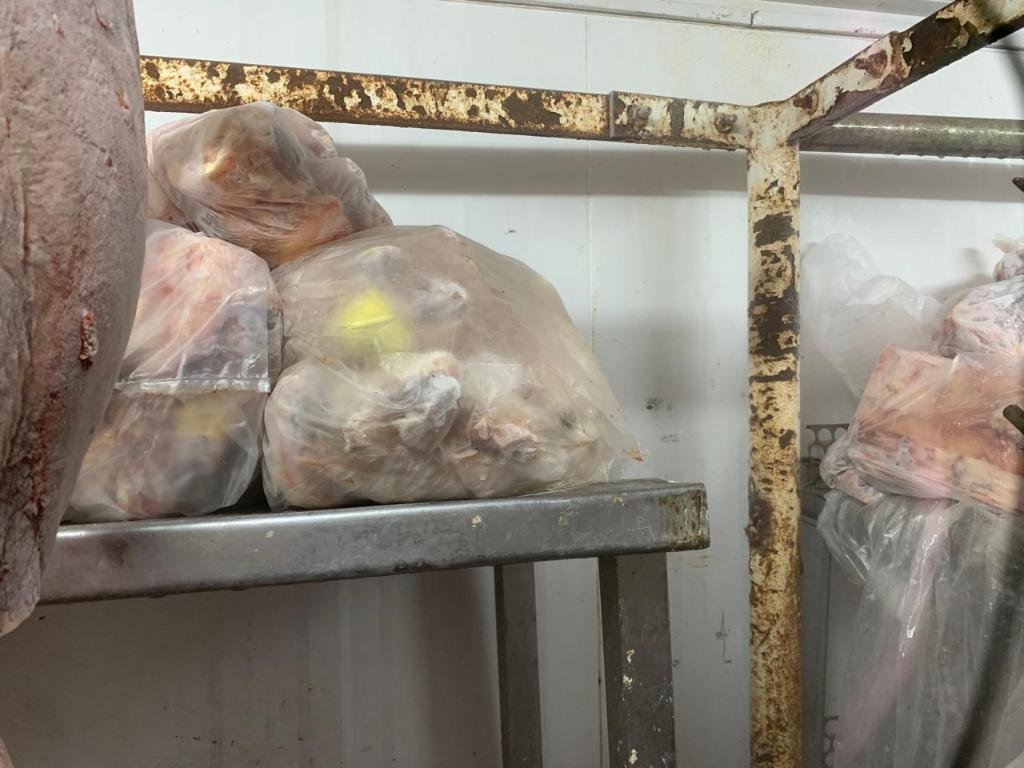 WhatsApp-Image-2025-10-16-at-09.58.06 Açougue é interditado em Cuiabá por graves irregularidades sanitárias e falta de higiene