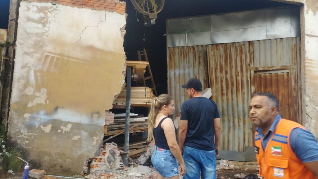 WhatsApp-Image-2025-10-18-at-16.22.35-1024x576 Retroescavadeira desgovernada atinge barracão em avenida movimentada de Várzea Grande