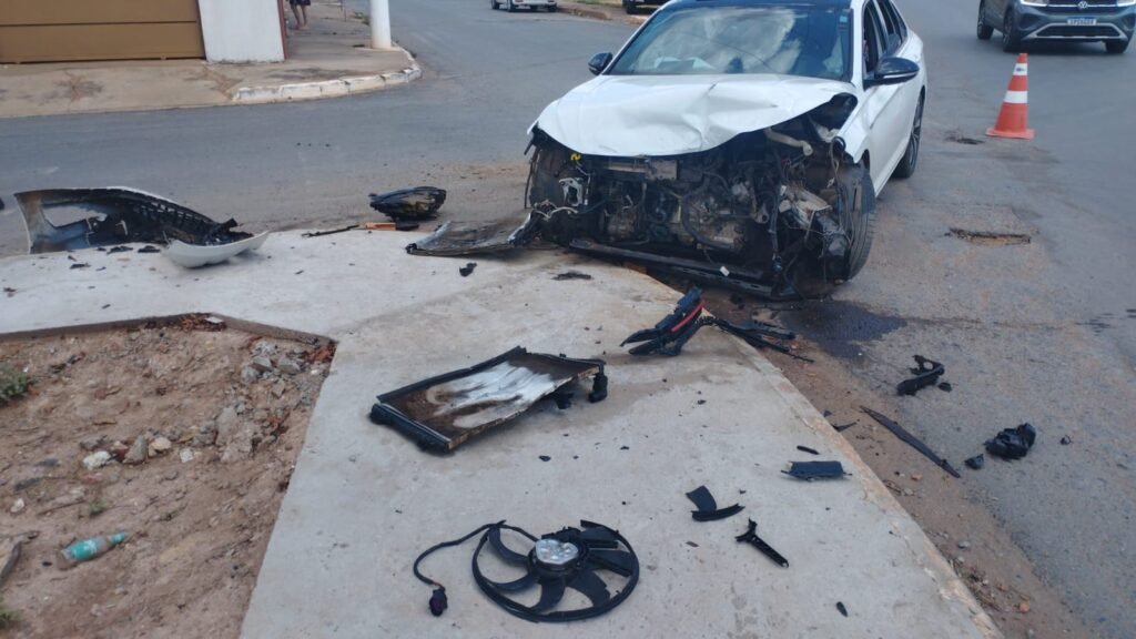 WhatsApp-Image-2025-10-20-at-15.16.23-1024x576 Motorista foge após colisão entre dois carros na Avenida Brigadeiro Eduardo Gomes, em Várzea Grande