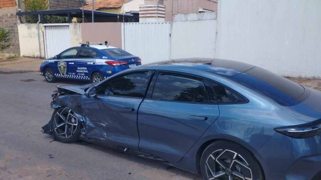 WhatsApp-Image-2025-10-20-at-15.16.24-1024x576 Motorista foge após colisão entre dois carros na Avenida Brigadeiro Eduardo Gomes, em Várzea Grande