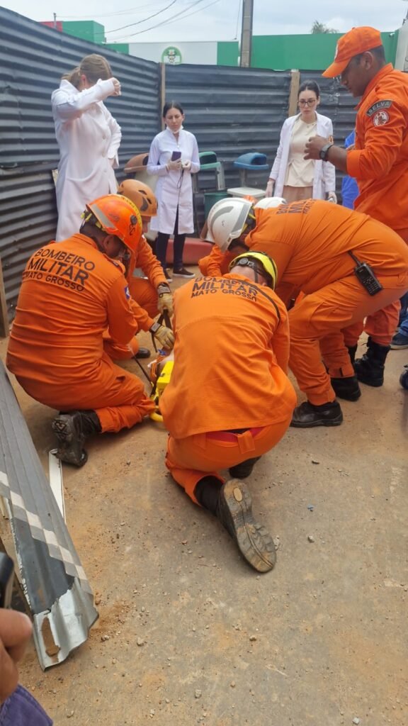 WhatsApp-Image-2025-10-28-at-10.30.15-576x1024 Professor que passou 14 horas em torre de supermercado pula de estrutura no Pronto-Socorro de Várzea Grande