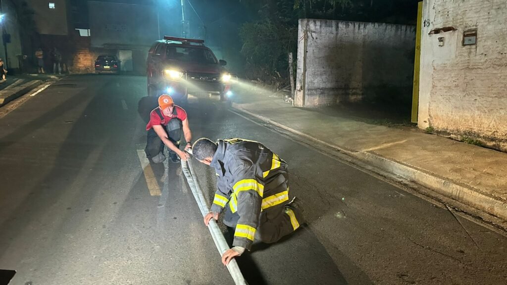 1000661676-1024x576 Barracão de marcenaria é destruído por incêndio no bairro Morada do Ouro, em Cuiabá
