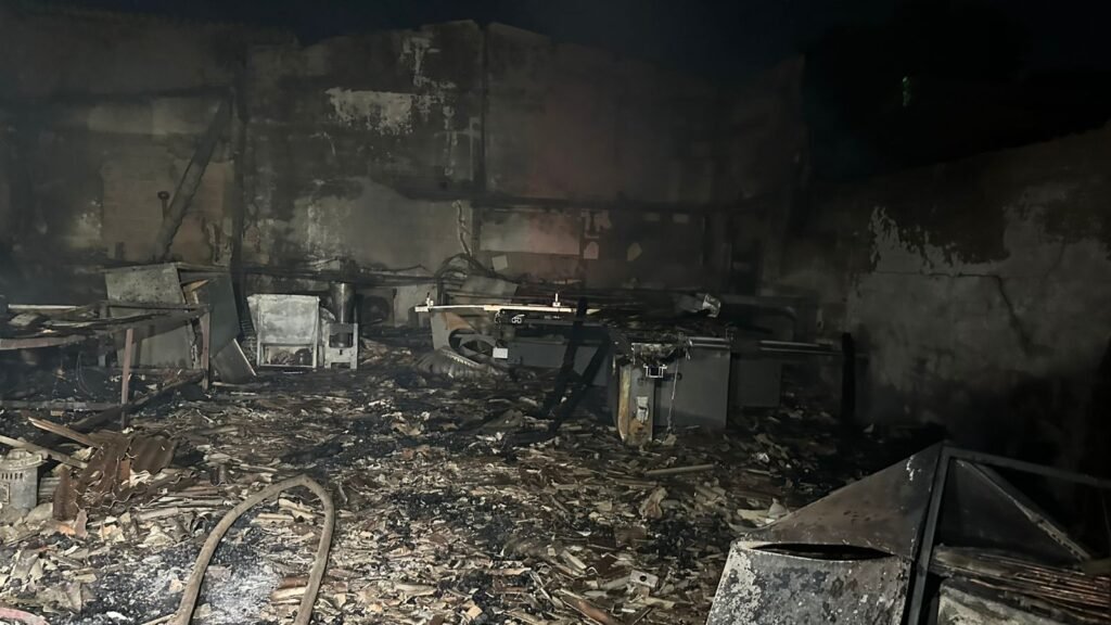 1000661679-1024x576 Barracão de marcenaria é destruído por incêndio no bairro Morada do Ouro, em Cuiabá