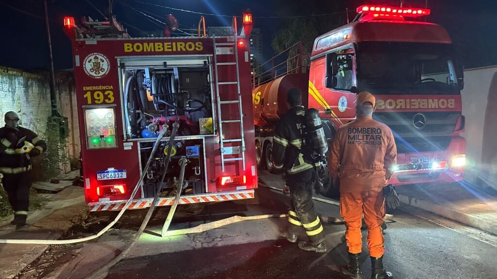 1000661700-1024x576 Barracão de marcenaria é destruído por incêndio no bairro Morada do Ouro, em Cuiabá