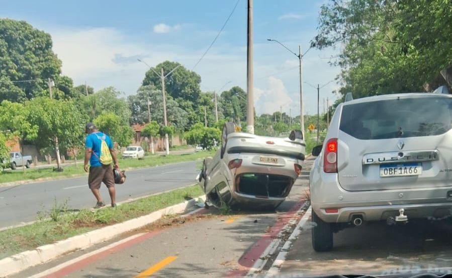 1000670433 Carro derruba poste e capota na Avenida Prefeito Murilo Domingos
