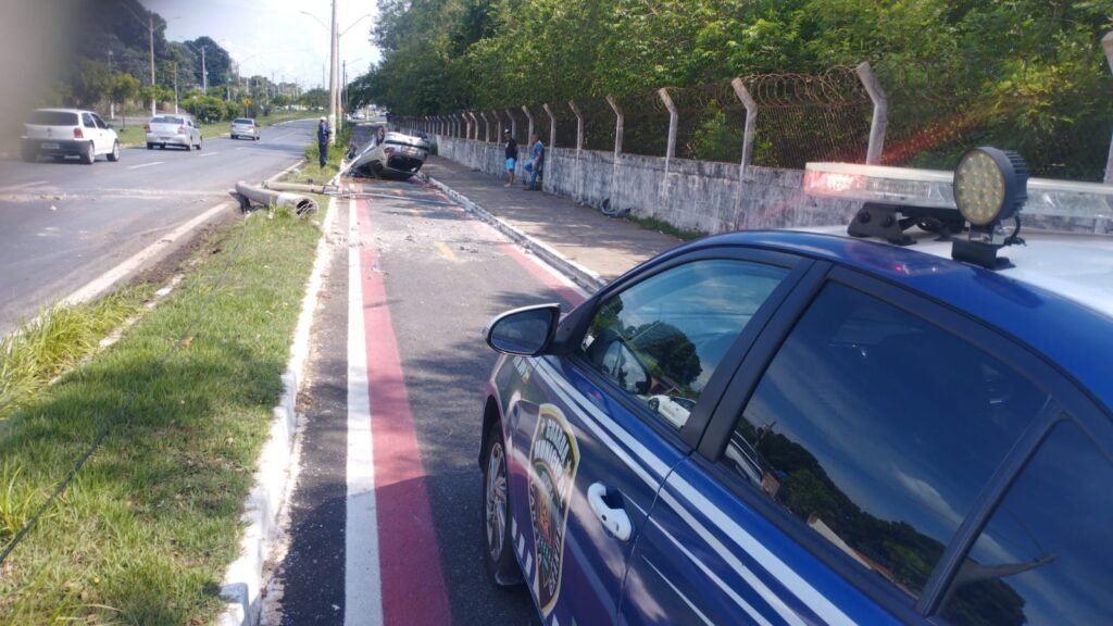 1000670434-1024x576 Carro derruba poste e capota na Avenida Prefeito Murilo Domingos