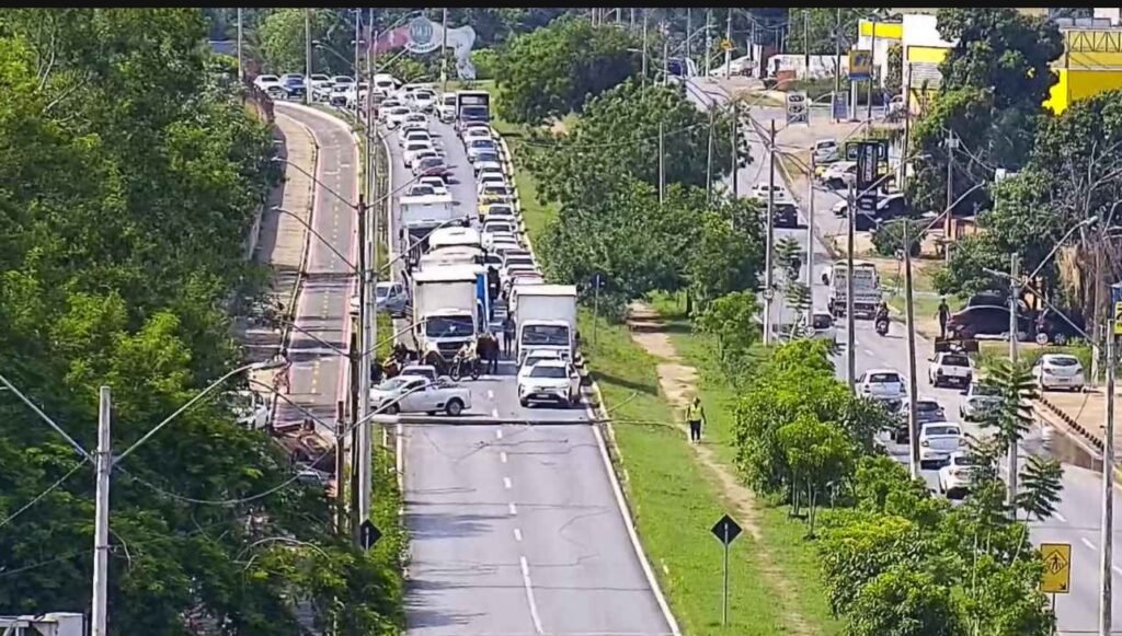 1000670437-1024x581 Carro derruba poste e capota na Avenida Prefeito Murilo Domingos