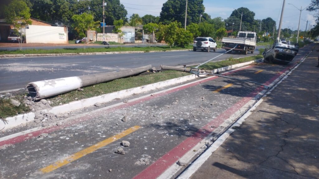 1000670439-1024x576 Carro derruba poste e capota na Avenida Prefeito Murilo Domingos