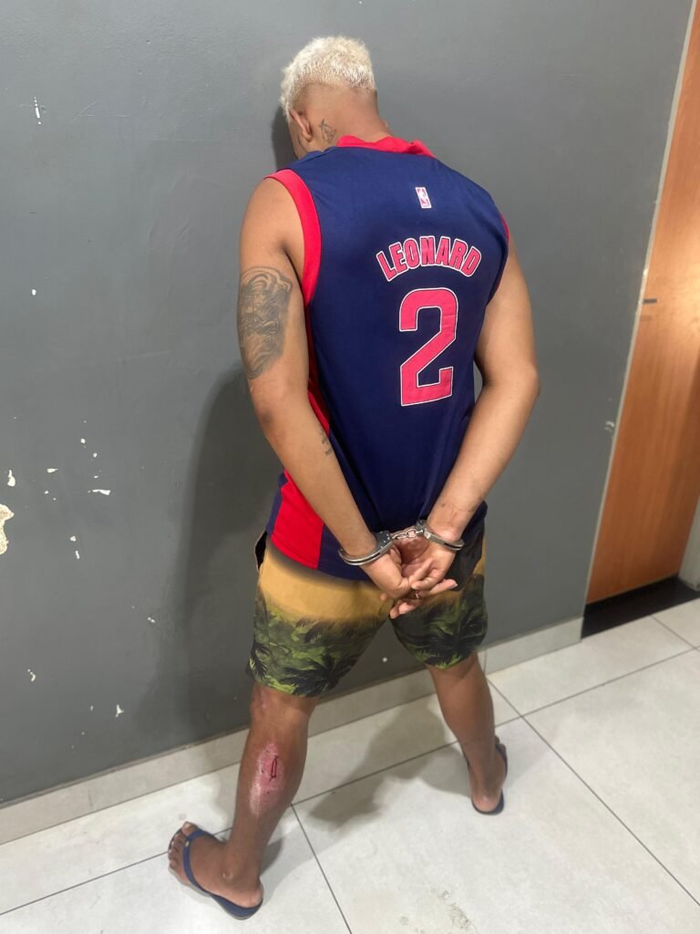 1000679740-768x1024 Motociclista em alta velocidade é flagrado com moto roubada no centro de Várzea Grande