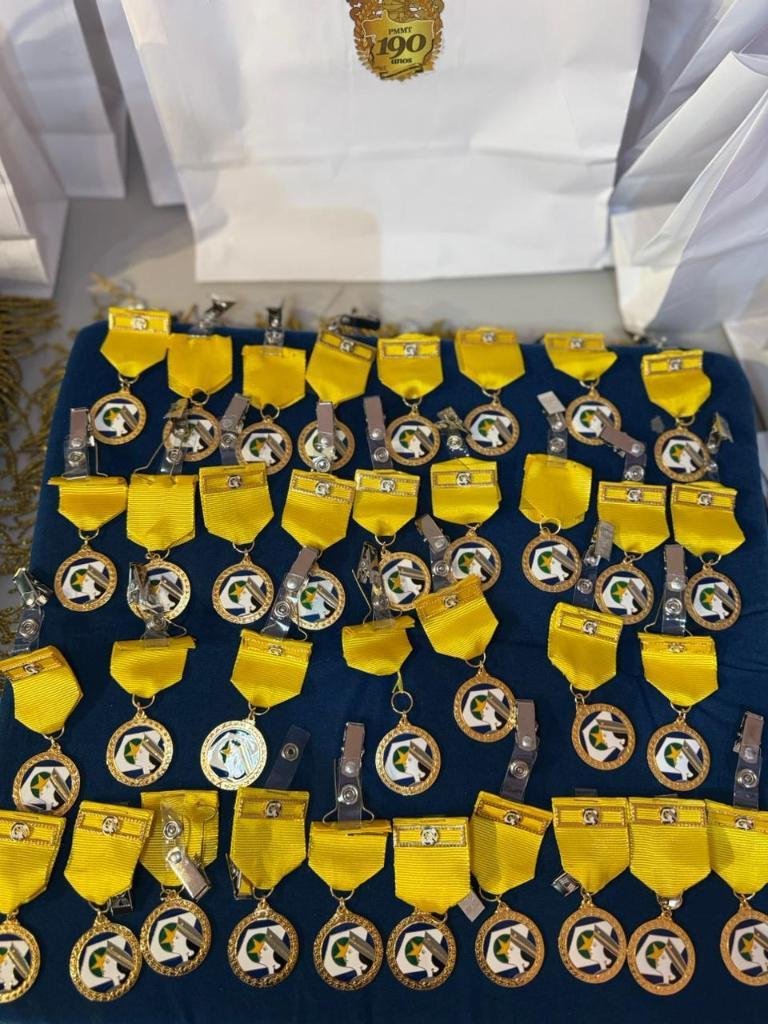 MEDALHAS-POLICIAL-MULHER-1 PMMT homenageia mais de 100 mulheres e esposas de militares em solenidade especial em Cuiabá