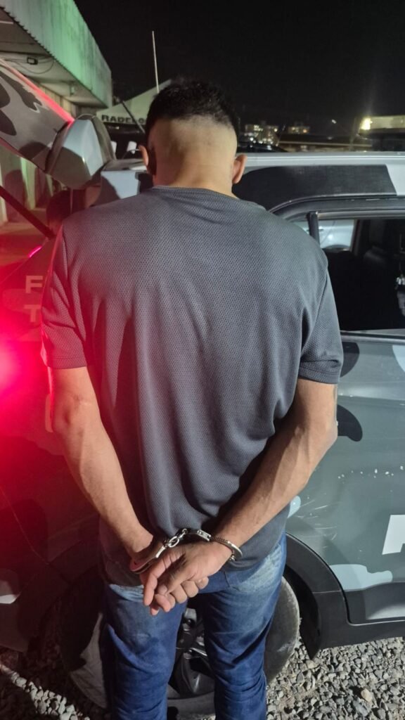 WhatsApp-Image-2025-11-01-at-23.16.58-576x1024 Força Tática prende homem armado e com nove mandados de prisão em aberto em Cuiabá