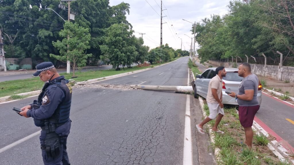 WhatsApp-Image-2025-11-08-at-09.20.19-1024x576 Carro derruba poste e mulher fica ferida em acidente na Avenida Prefeito Murilo Domingos, em Várzea Grande