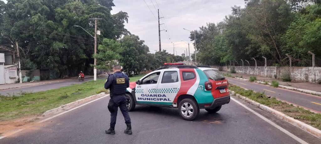 WhatsApp-Image-2025-11-08-at-09.20.21-1-1024x461 Carro derruba poste e mulher fica ferida em acidente na Avenida Prefeito Murilo Domingos, em Várzea Grande