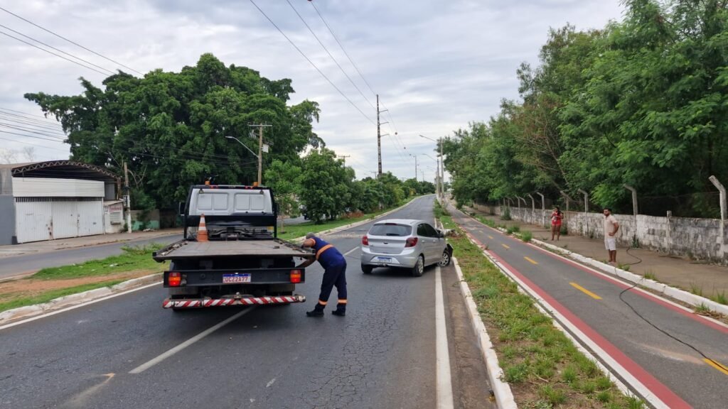 WhatsApp-Image-2025-11-08-at-09.20.21-1024x576 Carro derruba poste e mulher fica ferida em acidente na Avenida Prefeito Murilo Domingos, em Várzea Grande